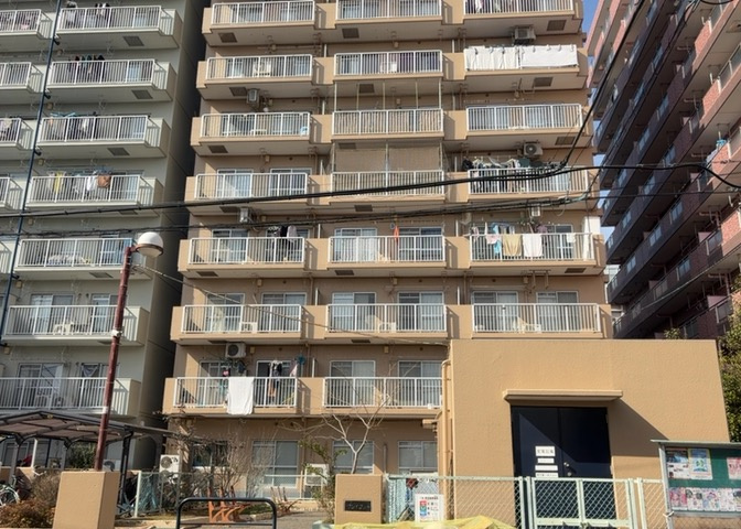 車一台あたりに必要なスペースは、標準サイズの普通自動車で横幅2m50cm、長さ5mは必要になります。ただし、乗降のことも考慮して横幅3m30cm、長さ5m50cmほどは確保できるところを選びましょう。