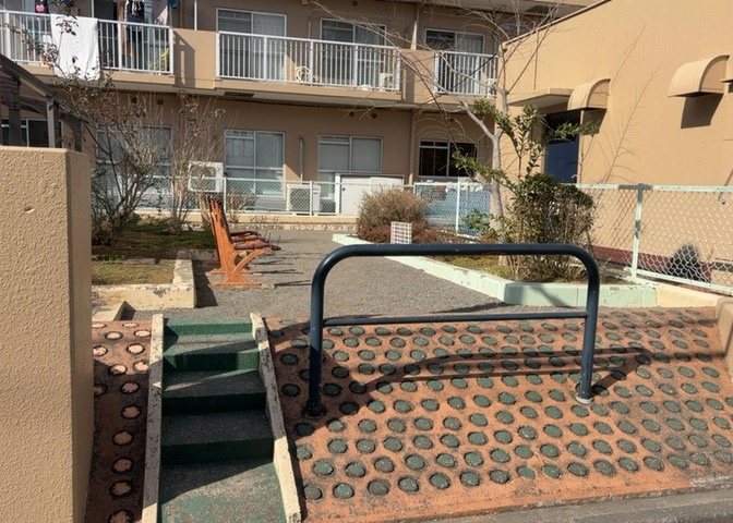 中庭（パティオ）とは、一つの建築物の内部に設けられた、壁などで囲われている庭のことを指します。コの字型、ロの字型が主流ですが、L字型の中庭もあります。最近では、インテリア性の高さからも人気があります。