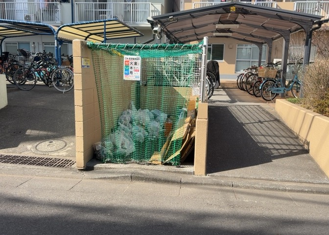 共有部分は、住民なら誰もが使える設備のこと。例えば駐車場やエレベーター、インターネット設備、セキュリティ設備などがあります。他にも、マンションの廊下・外部階段やエントランス・ゴミ置き場などがあります。