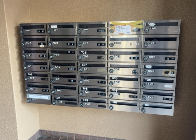 エントランス付近に設置されている集合ポストは、住んでいる部屋と離れているため、ポストをあさるなど誰かに何かされていても被害に気づきにくいです。入居する時には他人に特定されにくい番号で鍵をかけましょう！