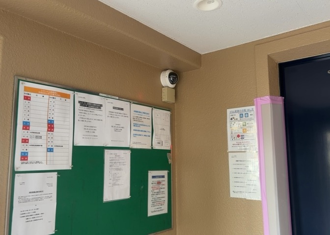 受付はマンションコンシェルジュがいる場合もあれば、管理人が滞在する小部屋を総称して呼ぶことがあります。主にエントランスに設置されていることから、防犯面でも期待ができます。防犯設備がない場合はより安心！