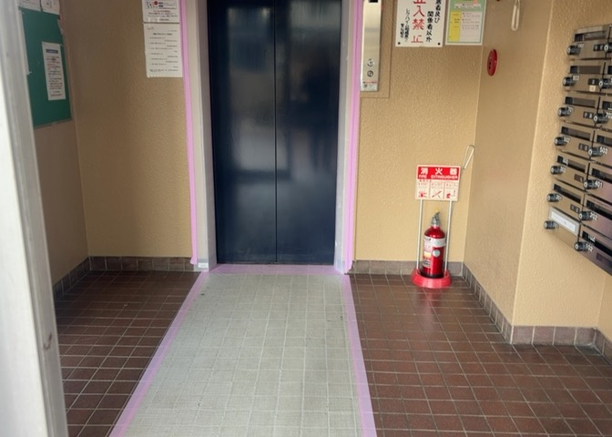 ラウンジは、マンションの共用スペースに椅子やテーブルなどを配置した利用者が寛げる空間です。屋内型ラウンジと屋外型ラウンジがあります。共用部分の管理状況と合わせて、詳細については現地でご確認ください。