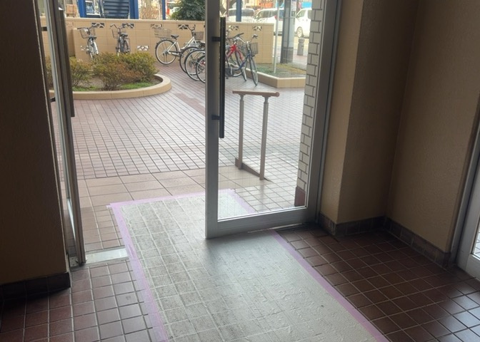 ロビーというと、エントランスと何がちがうの？と思いますよね。実はロビーとエントランスには明確な決まりはありません。物件によっては、エントランスを入って広がるある程度の広さのある空間がロビーとなります。