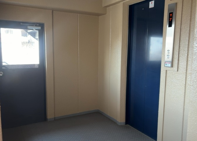 共有部分は、住民なら誰もが使える設備のこと。例えば駐車場やエレベーター、インターネット設備、セキュリティ設備などがあります。他にも、マンションの廊下・外部階段やエントランス・ゴミ置き場などがあります。