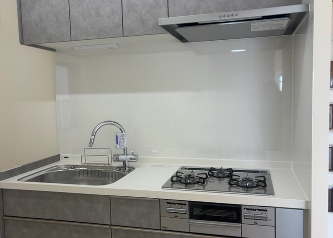 標準的なシステムキッチンの横幅は、165cm～300cm程度です。2100・2400・2550・2700などミリ単位で表記されます。普段どのように料理をするのかを想定しながら合ったサイズを選びましょう