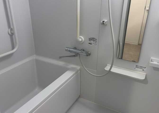 入浴時の快適さも大事なことですが、綺麗な状態を維持できなければ気持ちよく入浴できません。毎日の掃除が楽という点は大事なポイントになります！カビが生えにくく掃除がしやすい、壁や浴槽を選ぶといいでしょう。