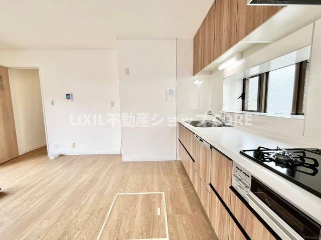 キッチンのそばには大きな窓ございます。明るい日差しが差し込み気持ちよくお料理が出来そうです！　ｖ