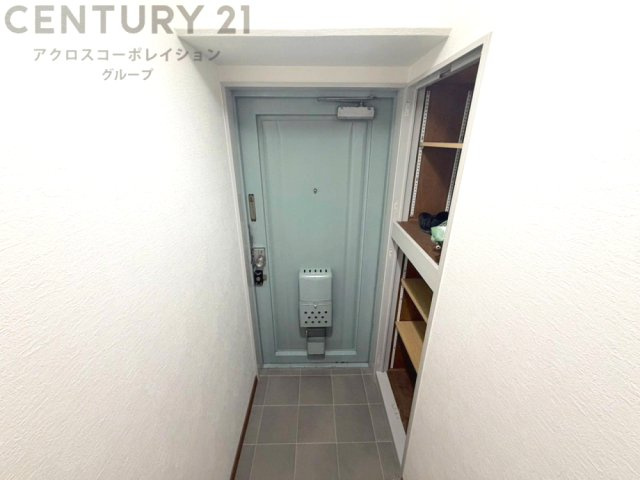 大きな玄関収納付きの玄関です　家族皆様の履物をしっかり収納できます　