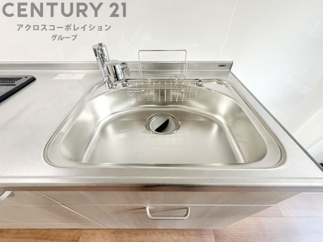 大きなシンクでお鍋などの大きな調理器具を洗う際にも便利です。　