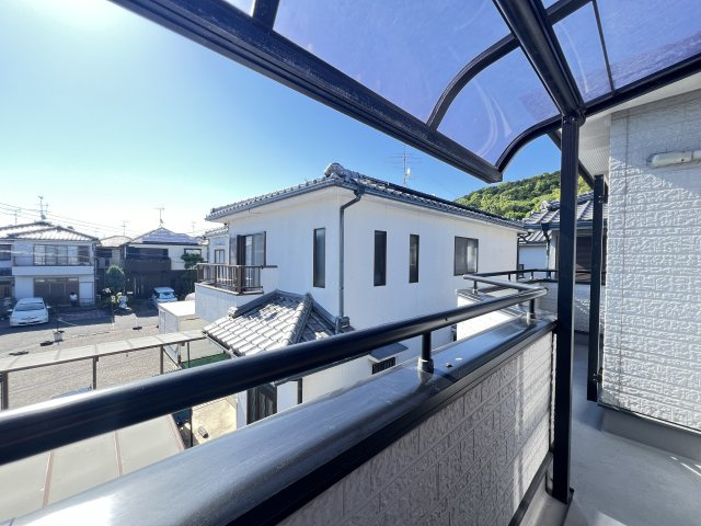 外からの目が気にならないバルコニーで洗濯物が干せます