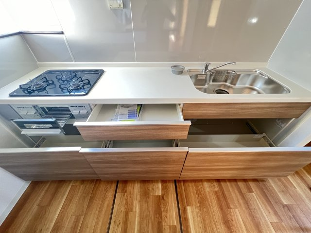 引き出し収納が使いやすいシステムキッチン