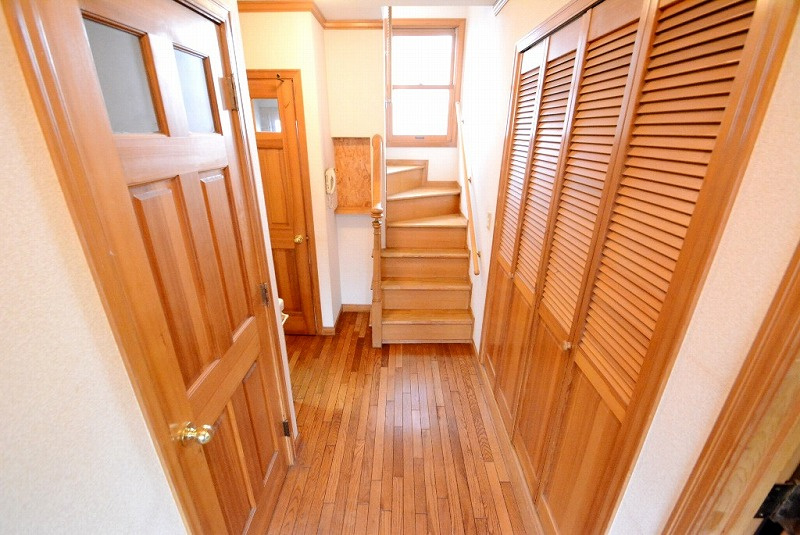 1階廊下/温かみを感じられる内装。嬉しい収納スペース付き。