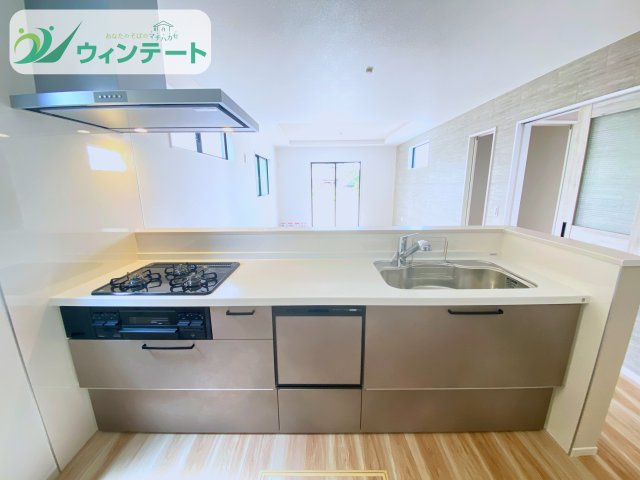 開放的な対面キッチンは、リビングにいる家族との距離を近づけてくれます。毎日の家事が楽しくなる空間です。