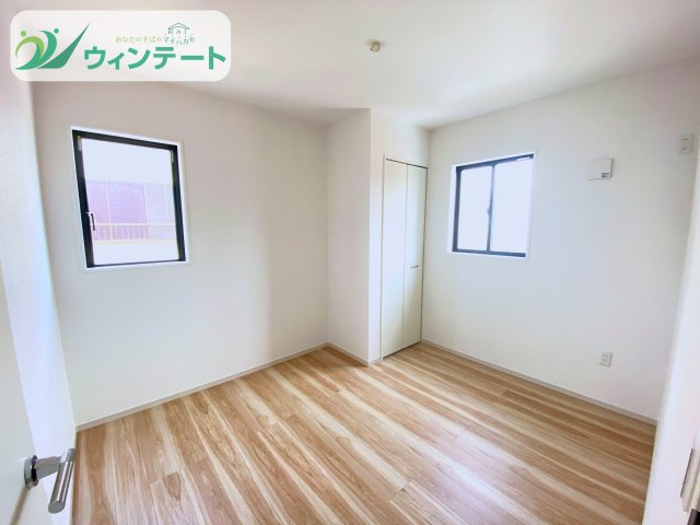 洋室は窓があり、明るく開放的な印象。収納も備えた便利な空間で、使い勝手の良い設計です。