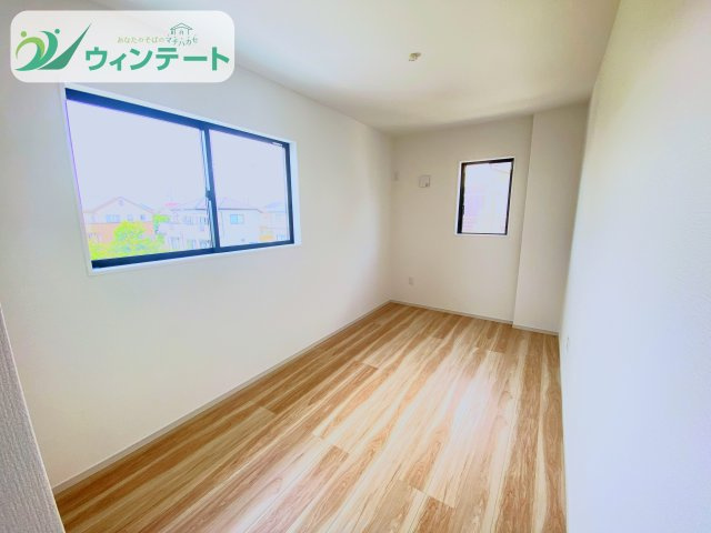 未就学のお子様の成長に合わせて使える広々洋室。落ち着いた空間で集中力が高まるかも！