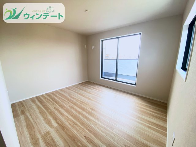 バルコニーに面した洋室は、開放感と明るさが魅力。読書やリモートワークにもぴったりの心地よい空間です。
