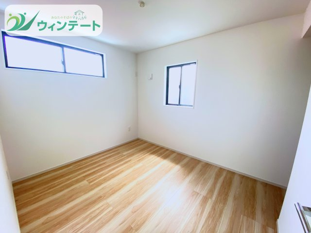 一日の終わりに心安らぐ寝室。採光・通風ともに良好で、居心地の良さにこだわったプライベート空間です。