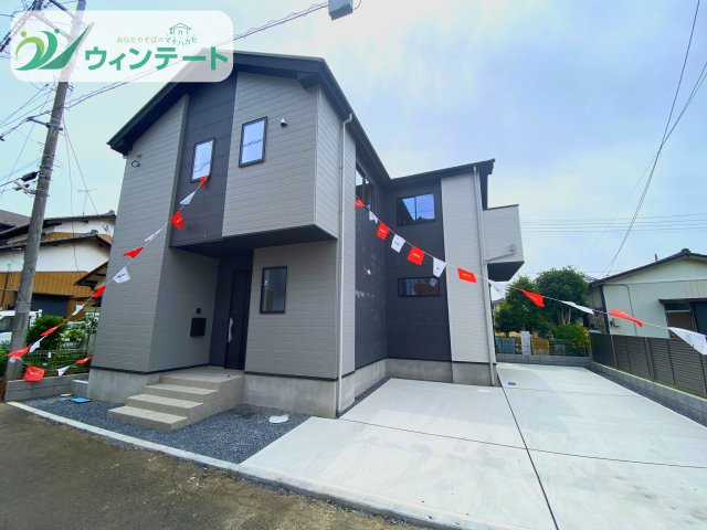 落ち着いたカラーリングで統一された完成外観。街並みとの調和が美しい住まいです。