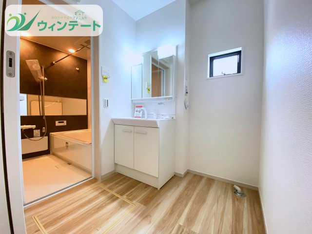 シンプルでお手入れしやすい洗面台。収納付きで洗面用品もすっきり整理でき、清潔感を保てます。
