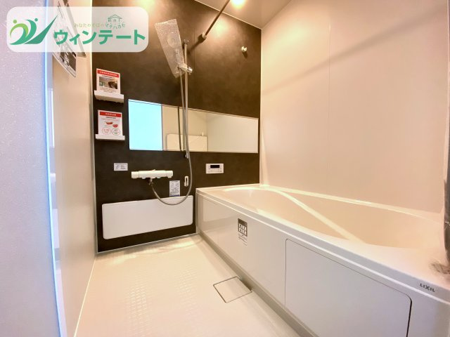 ゆとりのある浴槽で一日の疲れをリセット。追い焚き・浴室乾燥機付きで、機能性と快適性を兼ね備えた浴室です。