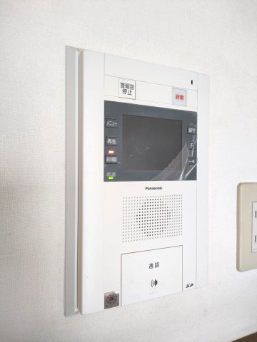 【TVモニター付きインターフォン】　来訪者を確認できるＴＶモニター付インターホンでセキュリティ面にも配慮。あると安心感があります。