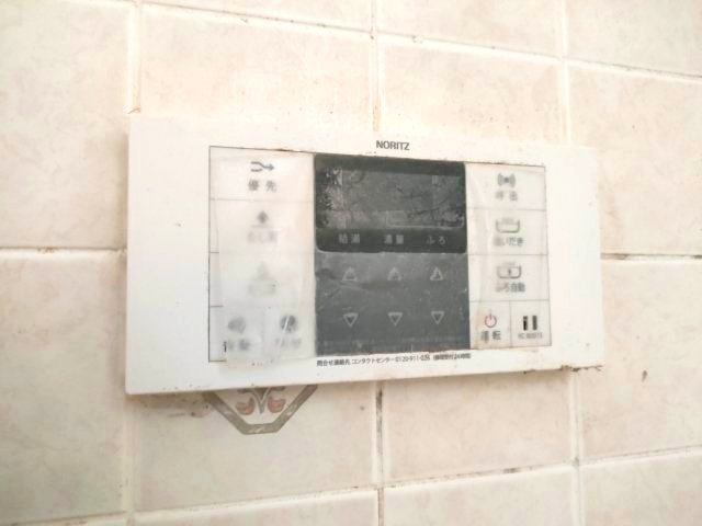 【給湯パネル】　生活に便利な設備が充実しています。