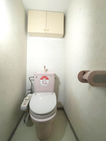 【トイレ】　上部には収納付で、トイレットペーパー等、買い置きもしやすそうです。