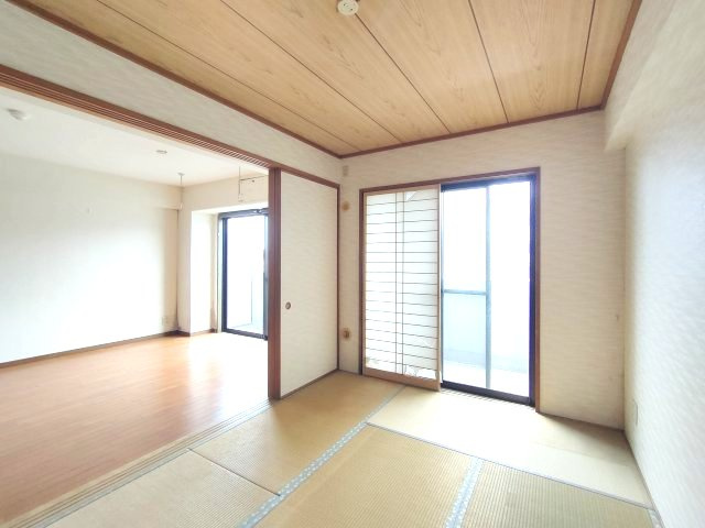 【和室約6.0帖】　リビングに接した和室。暖かい日が差し込む心落ち着く空間です。
