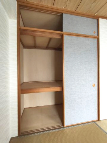 【和室約6.0帖　収納】　押し入れを備え、寝具などの収納もスムーズにできそうです。