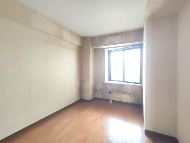 【洋室約6.2帖】　どんな家具にも相性の良いフローリング。お部屋もすっきりと広く見せてくれます。　
