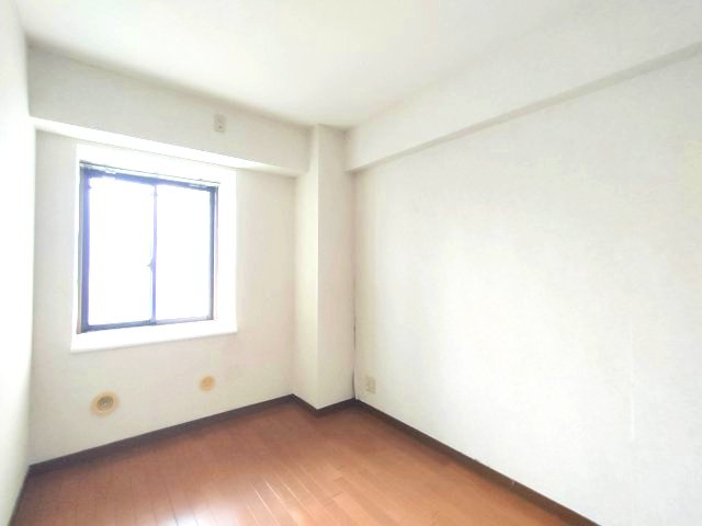 【洋室約4.5帖】　どのお部屋にも窓があり、明るく過ごしやすい空間となっています。