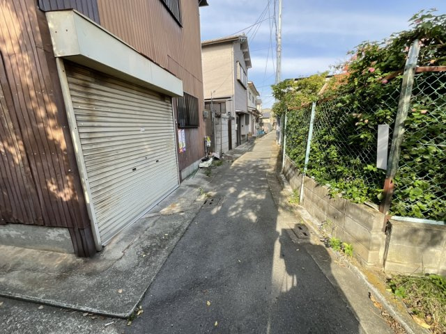南東側の全面道路です