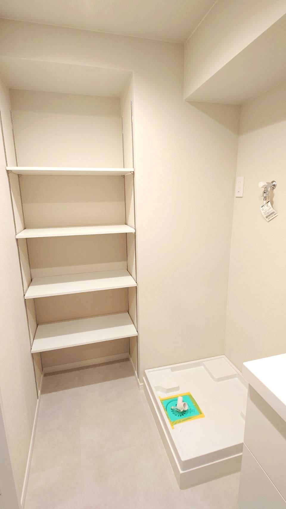 洗濯機置場横に便利な棚を完備。洗剤やタオルを手の届く場所にスッキリ収納でき、家事動線もスムーズです