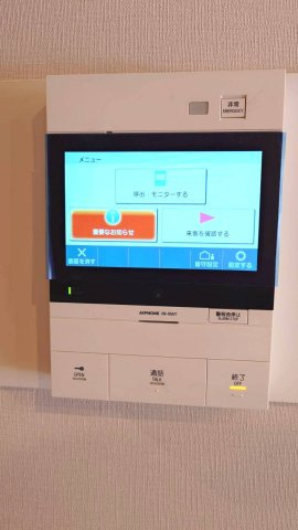 来客の顔が見えるモニタ付きインターホンを完備。防犯性が高く、お子様の留守番や夜間の対応も安心です
