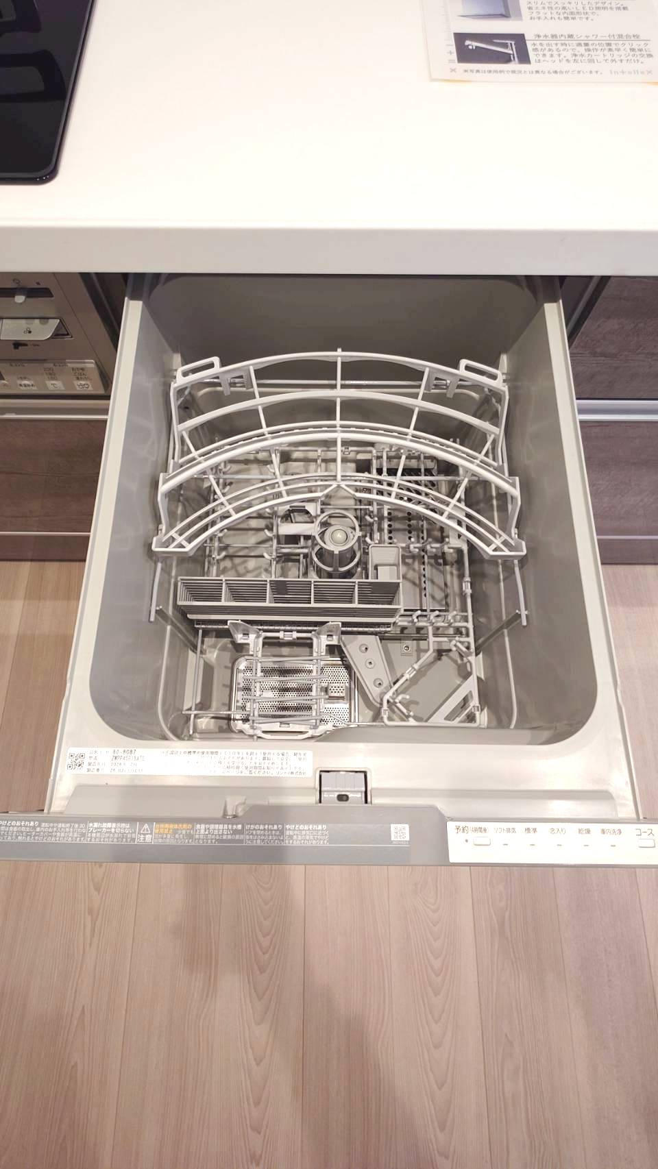 家事の時間を短縮する食洗機付き。新規リフォームの綺麗なキッチンで、忙しい毎日をサポートします