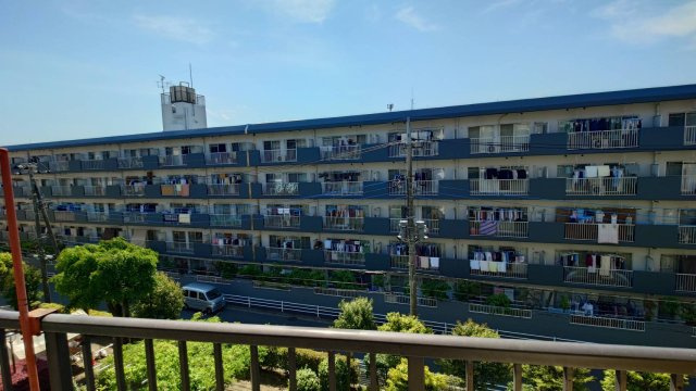 バルコニーからは敷地内の豊かな緑を望めます。四季を感じる瑞々しい景色が、日常に安らぎを与えてくれます