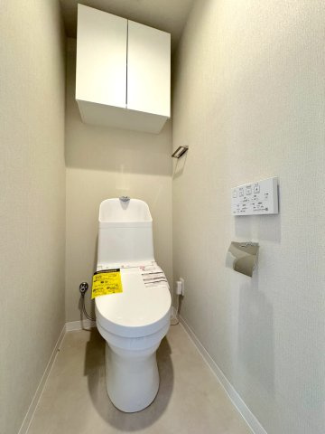 トイレも新規交換いたします。毎日使う場所だからこそ、新品で清潔なのが嬉しいポイントですね。お手入れがしやすい造りになっており、いつでも快適にお使いいただけます。