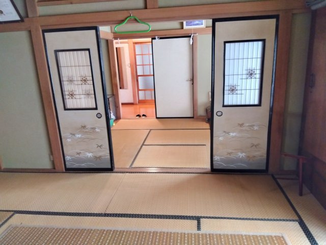 開け閉めで空間を自由に仕切り、広さを調整できる柔軟な設計になっています。