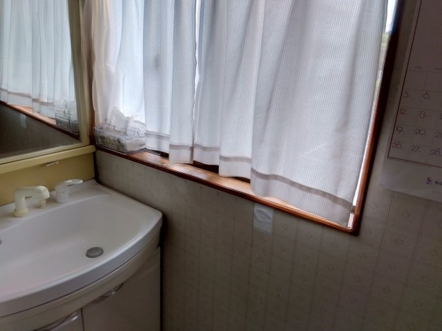 2階にも独立洗面台があります。下に収納スペースがあるので掃除用具など収納出来て便利です。