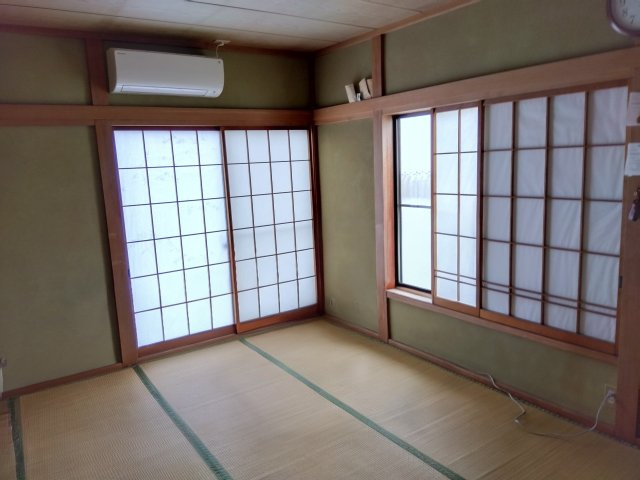 障子越しに柔らかな光と風が入り爽やかな空間になっています。畳は柔らかいので子供を遊ばせても安全ですね。