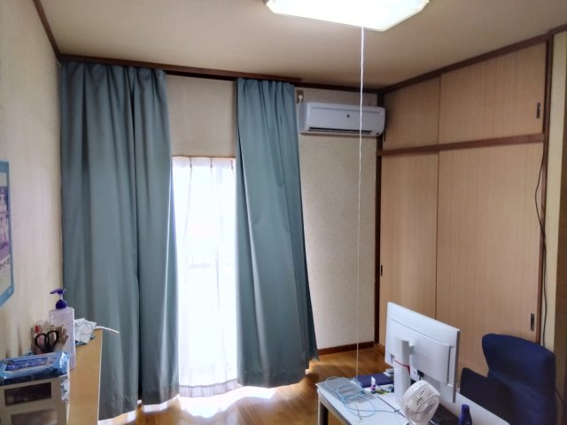 カーテンレールが天上付けになっているので空間が広く感じます。大きな窓があるので部屋にやわらかな陽光が注ぎます。
