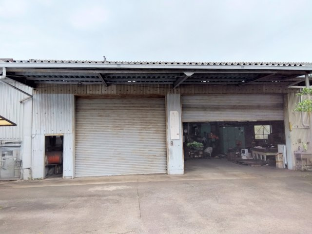 現在、金属加工工場と住宅が併設しています。そのまま工場としてご利用いただけます。作業所・事務所にいかがでしょうか？