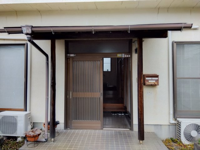 玄関は引き戸なので荷物の出し入れが楽です。風の入れ替えも出来て便利です。