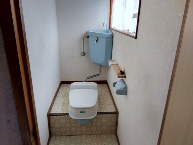 トイレには窓があり明るい室内です。コンパクトな設計で空間を広く感じさせるデザインになっています。