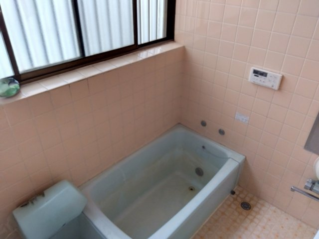 窓があるので明るい室内です。シンプルで使い勝手の良いお風呂です。