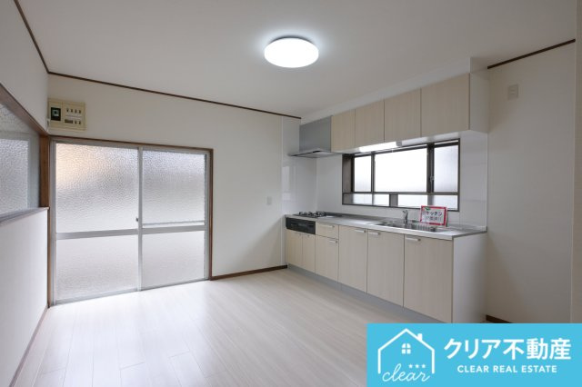 ダイニングと新しいキッチンが気持ちいい空間です！
