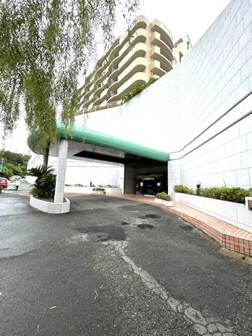 エントラスト　入口付近は広く車の横付けも楽にでき荷物の出し入れもスムーズにできます。