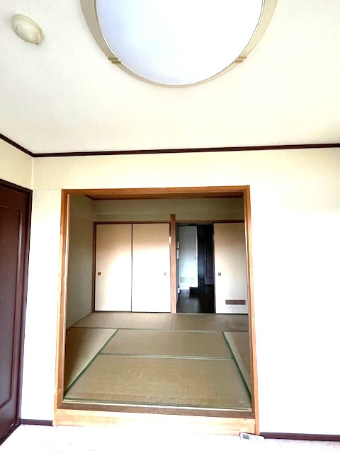 和室6帖も有り、ちょつと横になりたいなと思った時に　押入れも有り荷物の収納もできます。