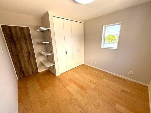 【千年1丁目　新築戸建ての洋室】