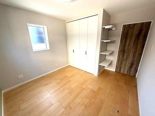 【千年1丁目　新築戸建ての洋室】